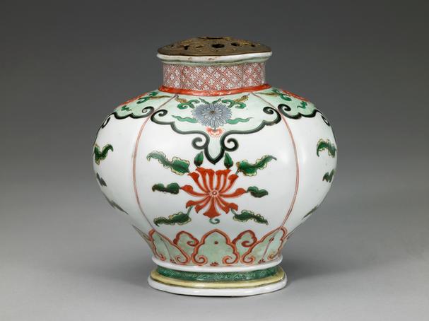 五彩缠枝莲纹海棠式花囊