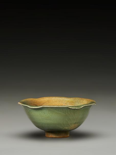 龙泉窑青釉葵口小碗