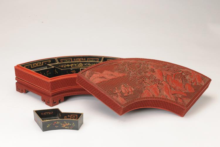 剔红山水人物图带座扇面式套盒