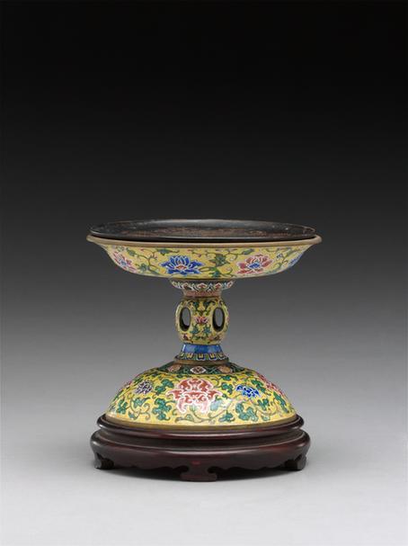 画珐琅缠枝莲纹高足盘