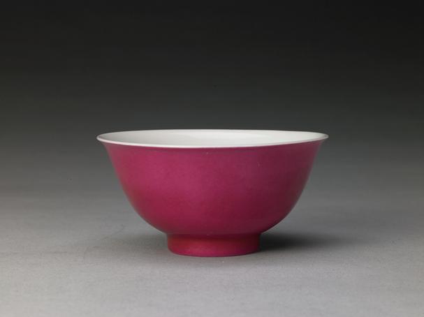 雍正款里白釉外胭脂水釉暗划龙纹碗