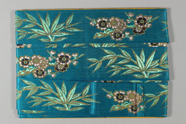 品月色缎地织金梅竹纹绦