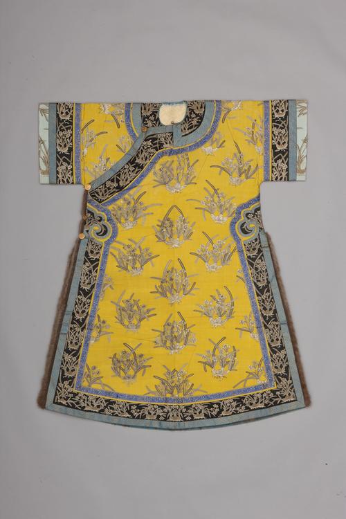 黄色缂丝水墨水仙纹上羊皮下灰鼠皮氅衣