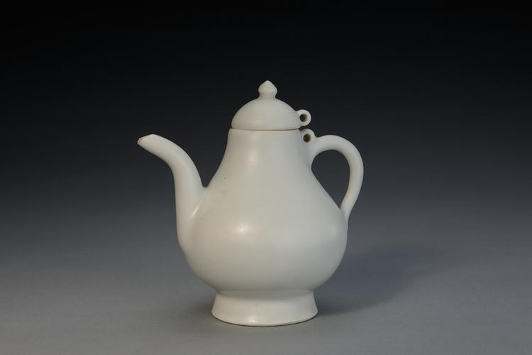 甜白釉暗划龙纹执壶