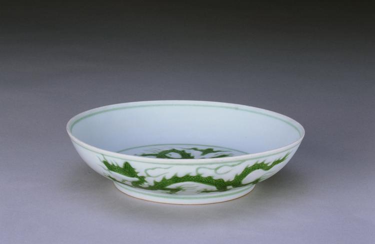 正德款白地暗刻海水绿彩云龙纹盘