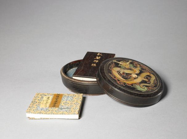 紫檀嵌螺钿云龙纹圆盒