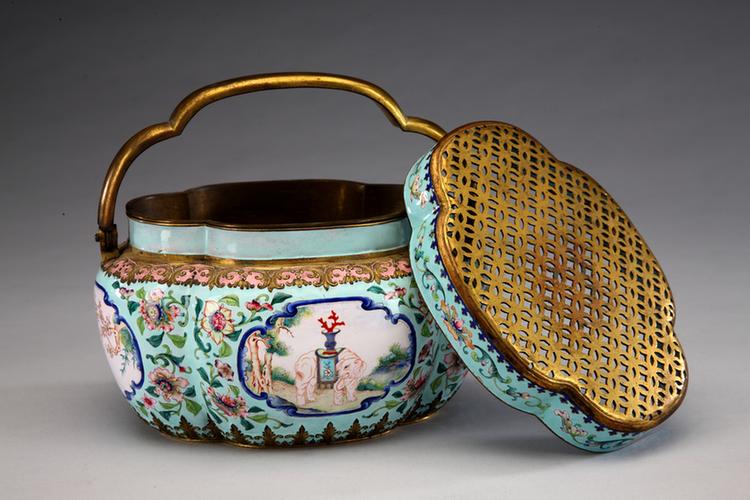 画珐琅花卉开光鸟兽图海棠式手炉