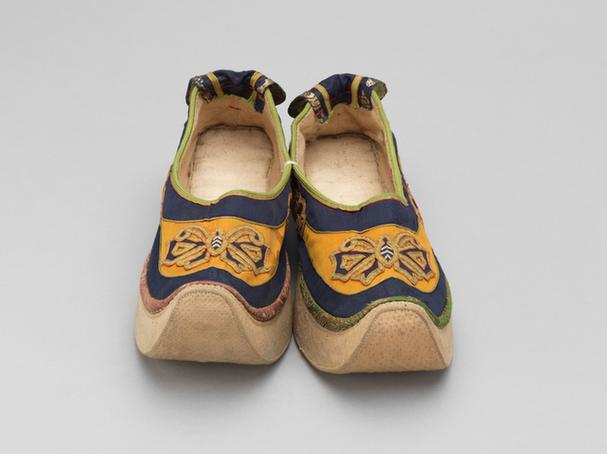 黄色缎盘绦蝴蝶纹皂鞋