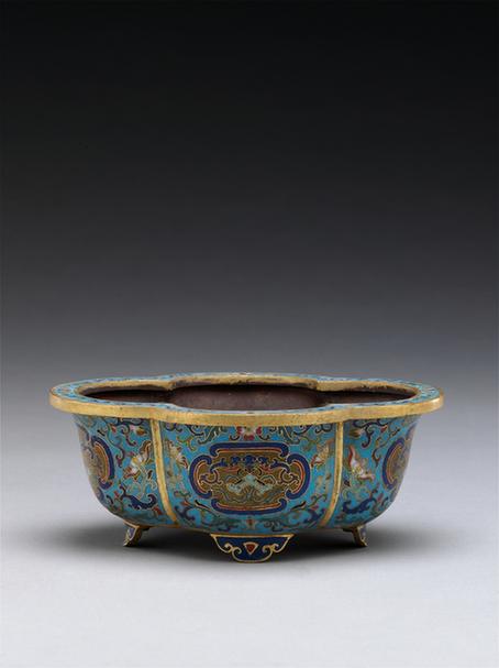 掐丝珐琅开光蝠磬纹海棠式花盆