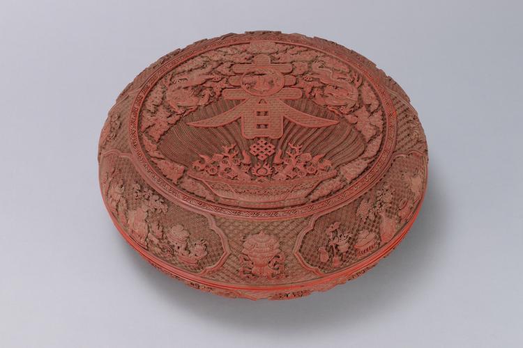 剔红寿春图开光博古纹圆盒