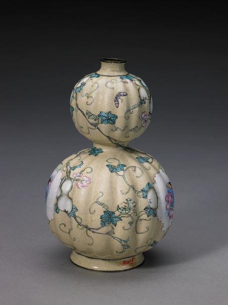 画珐琅花蝶纹葫芦式瓶