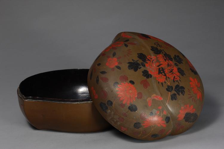 描金彩漆折枝花卉纹桃式盒