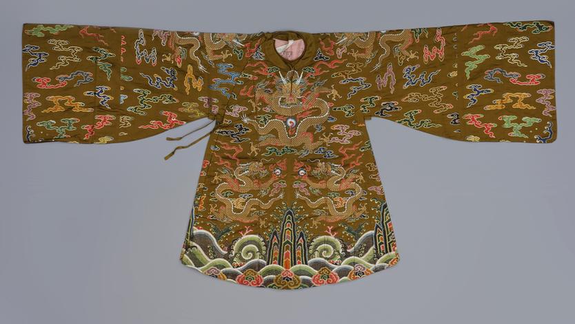 香色彩云金龙纹妆花缎女蟒