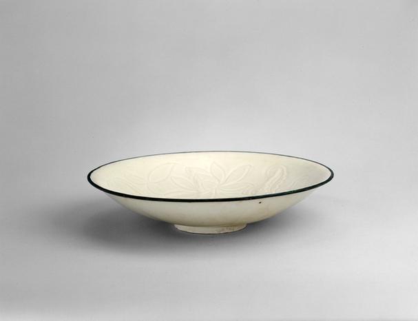 定窑白釉刻花荷莲纹花口盘