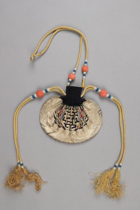 石青色缎平金银锁绣灵芝团寿纹椭圆荷包