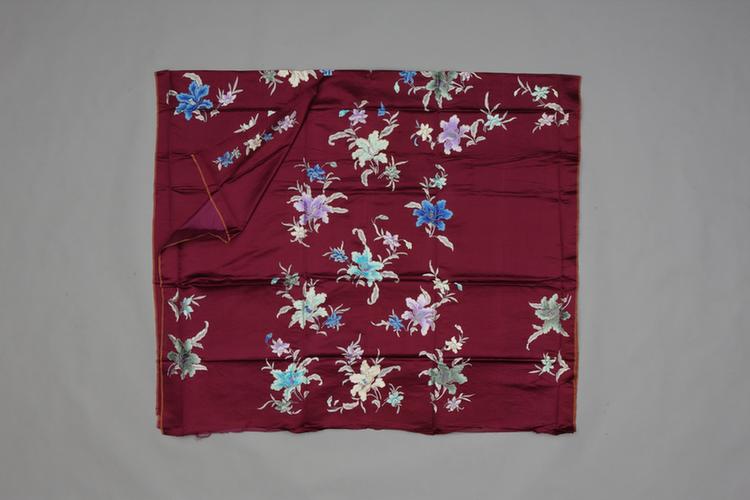 绛色缎绣浅彩大枝洋花纹袍料