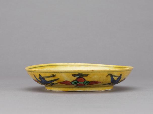 万历款五彩里龙外云鹤纹盘