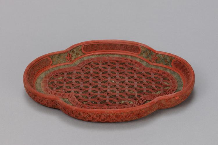 剔彩锦纹海棠式盘