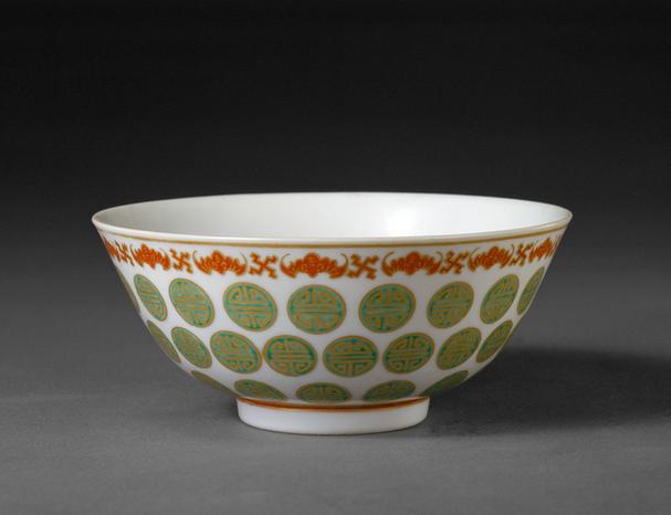 红绿彩描金团寿字蝠纹碗