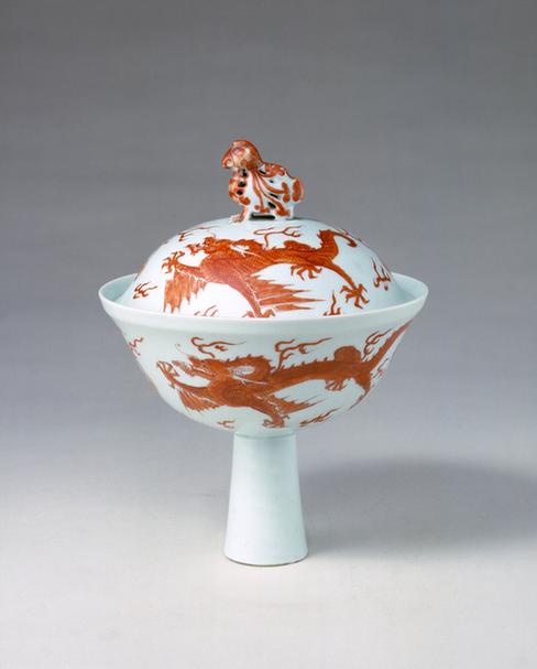 白地矾红彩云龙纹天鸡纽高足碗