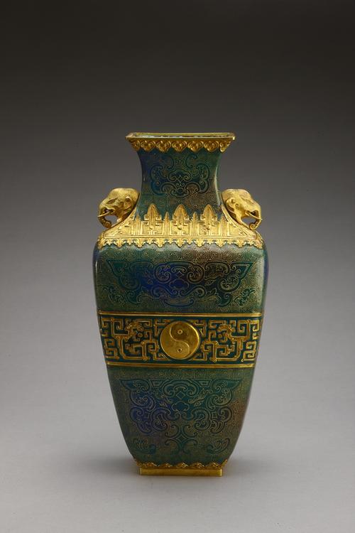 画珐琅兽面纹象耳方瓶