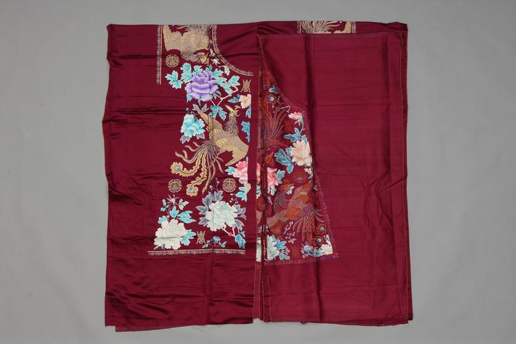 绛色缎绣浅彩凤穿牡丹纹袍料