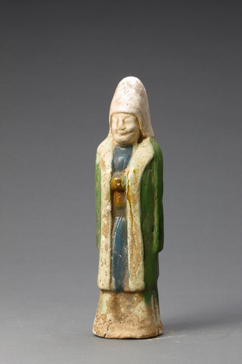 三彩披风衣拱手男立俑