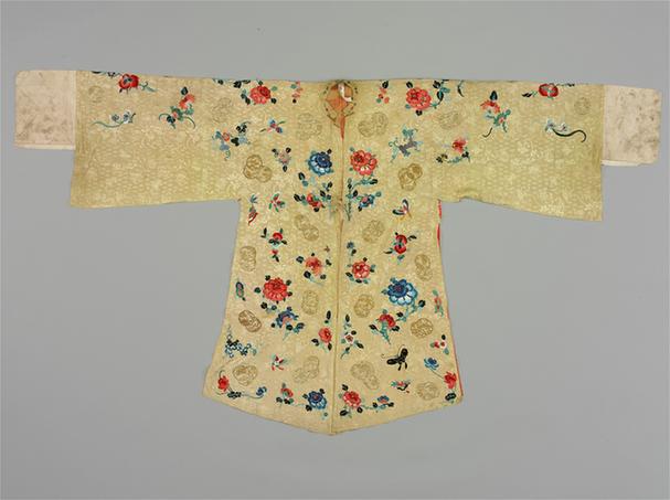 米黄色暗花绸绣折枝花蝶金皮球花纹闺门帔