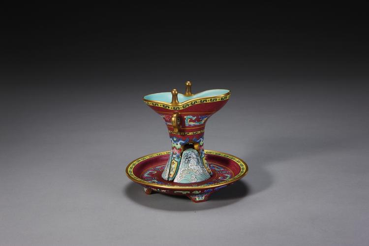 紫地轧道粉彩描金带托爵杯