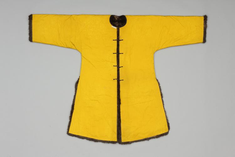 明黄色团龙纹暗花江绸薫貂皮端罩