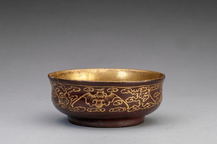 紫漆描金云蝠纹墩式碗