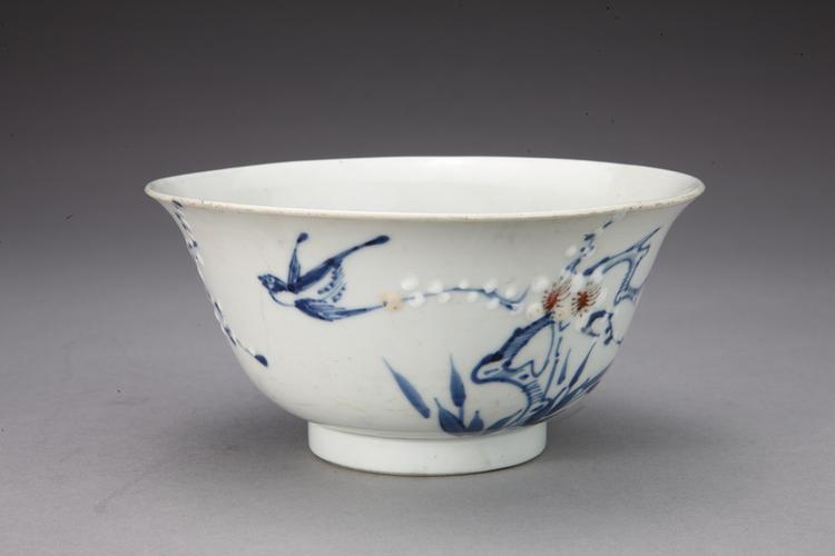 素三彩梅竹幽禽图碗