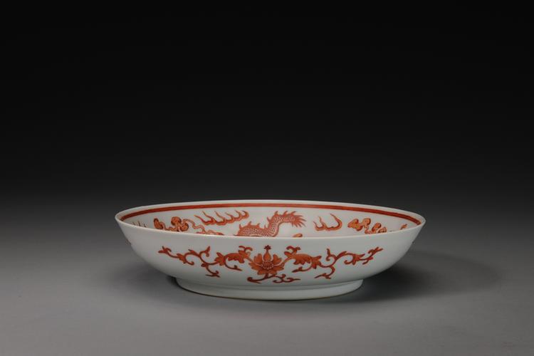 光绪款白地矾红彩云龙纹盘