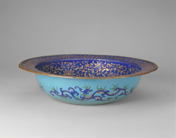 画珐琅蓝地描金宝相花纹面盆