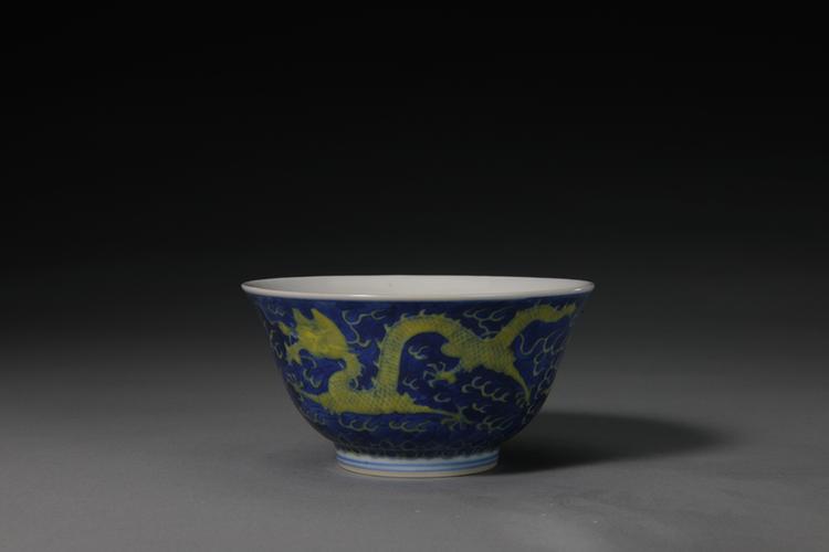 宣统款蓝地黄彩云龙纹碗