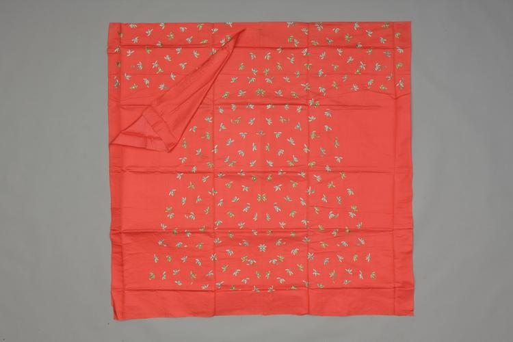 桃红色绸绣浅彩朵兰纹氅衣料