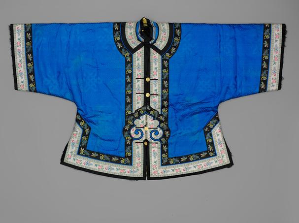 月白色万字盘肠纹暗花缎黑羊皮对襟马褂