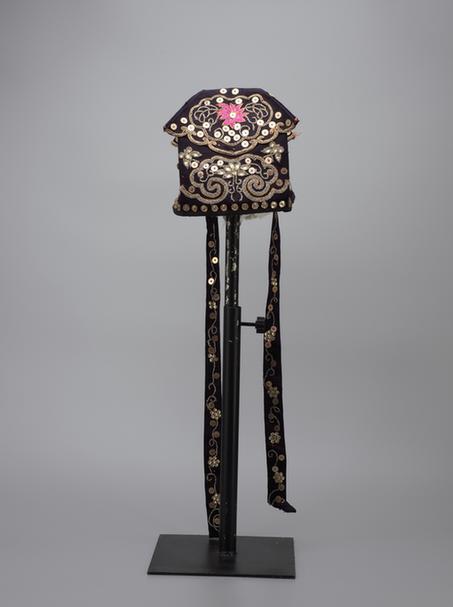 青色缎绣朵花串玻璃珠蝶纹荷叶巾