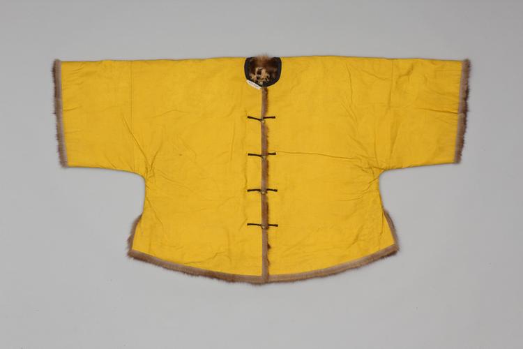 明黄色团龙纹暗花江绸貂皮镶喜字皮马褂