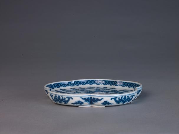 青花云龙纹梅花式碟