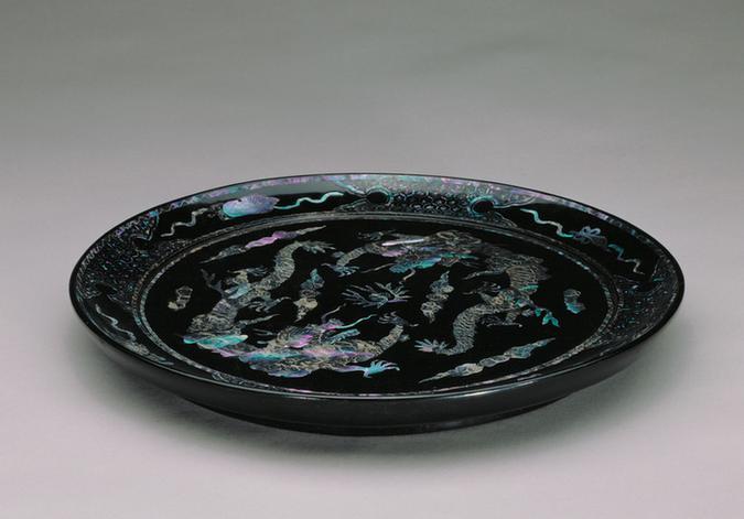 黑漆嵌螺钿云龙纹圆盘
