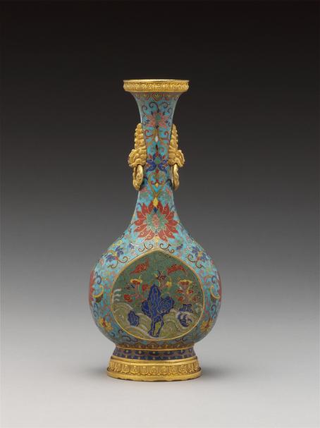 乾隆款掐丝珐琅勾莲寿山福海图双耳活环长颈瓶