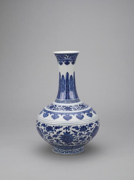 嘉庆款青花缠枝莲凸弦纹赏瓶