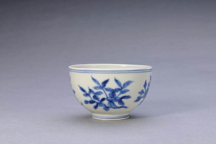 成化款青花折枝花果纹碗