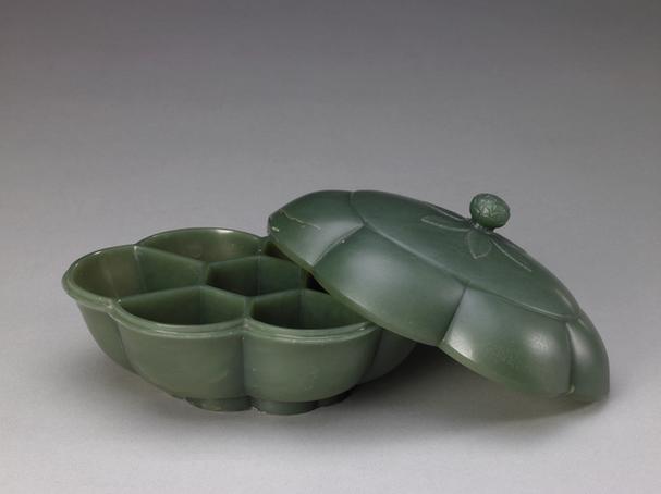 嘉庆款碧玉花瓣式盒