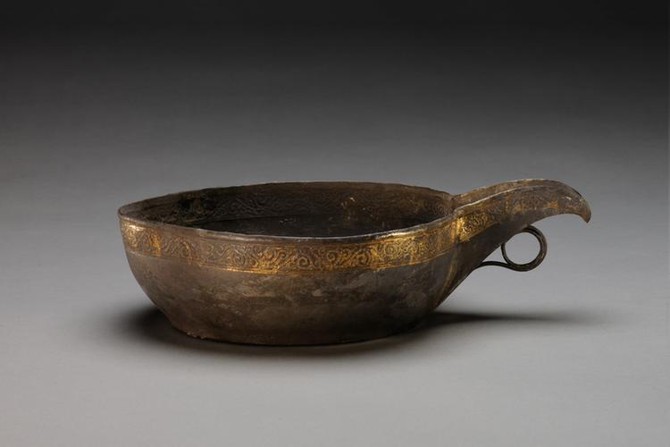 银鎏金錾刻双凤纹匜