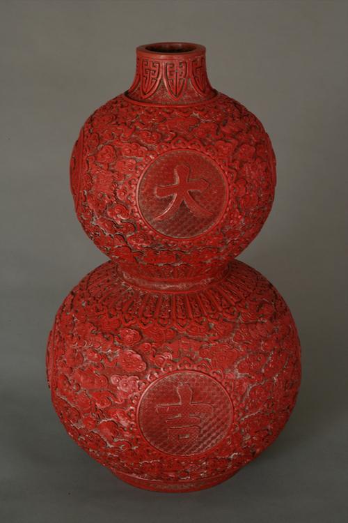 剔红蕉叶云蝠八宝纹大吉葫芦式瓶