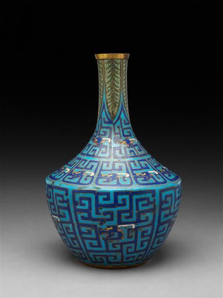 掐丝珐琅方夔蕉叶纹瓶