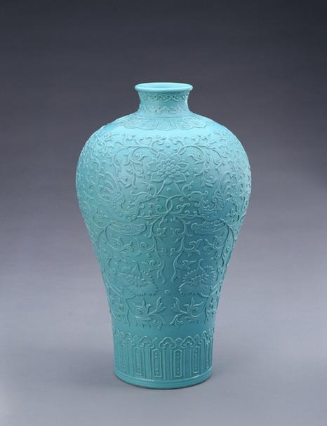 乾隆款松石绿釉凸印夔凤牡丹纹梅瓶