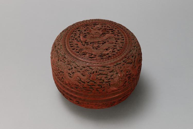 乾隆款剔红云龙戏珠纹圆盒